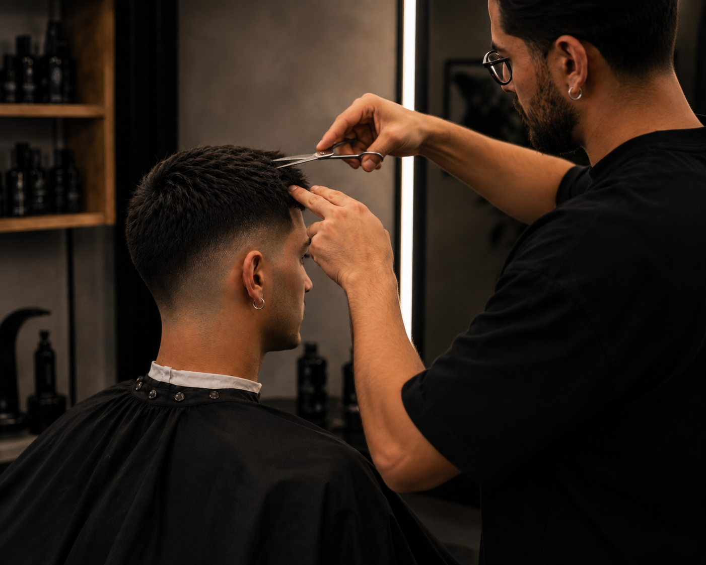 Barber schneidet das Deckhaar des Kunden