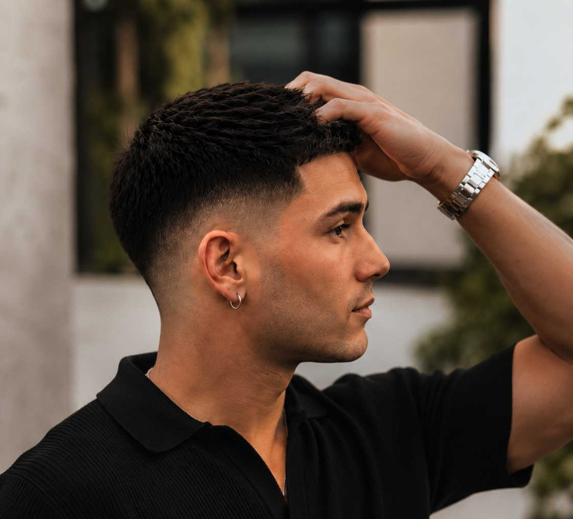 Kunde verlässt den Salon mit frischem Haarschnitt